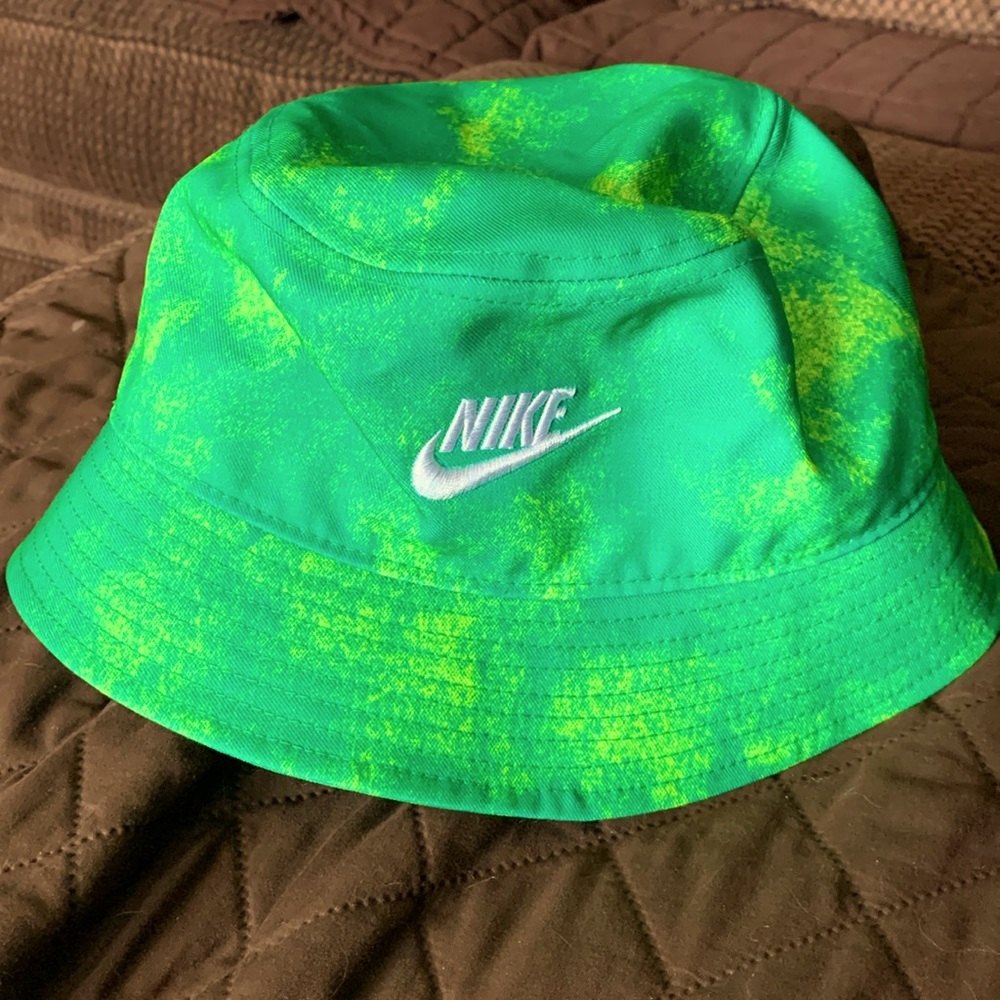 Nike bucket hat! New without tags.Embroiderd Nike logo in white, no stains